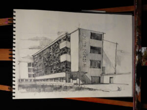 Desen în creion cu clădire modernistă în stil Bauhaus – studiu de perspectivă pentru admiterea la arhitectură